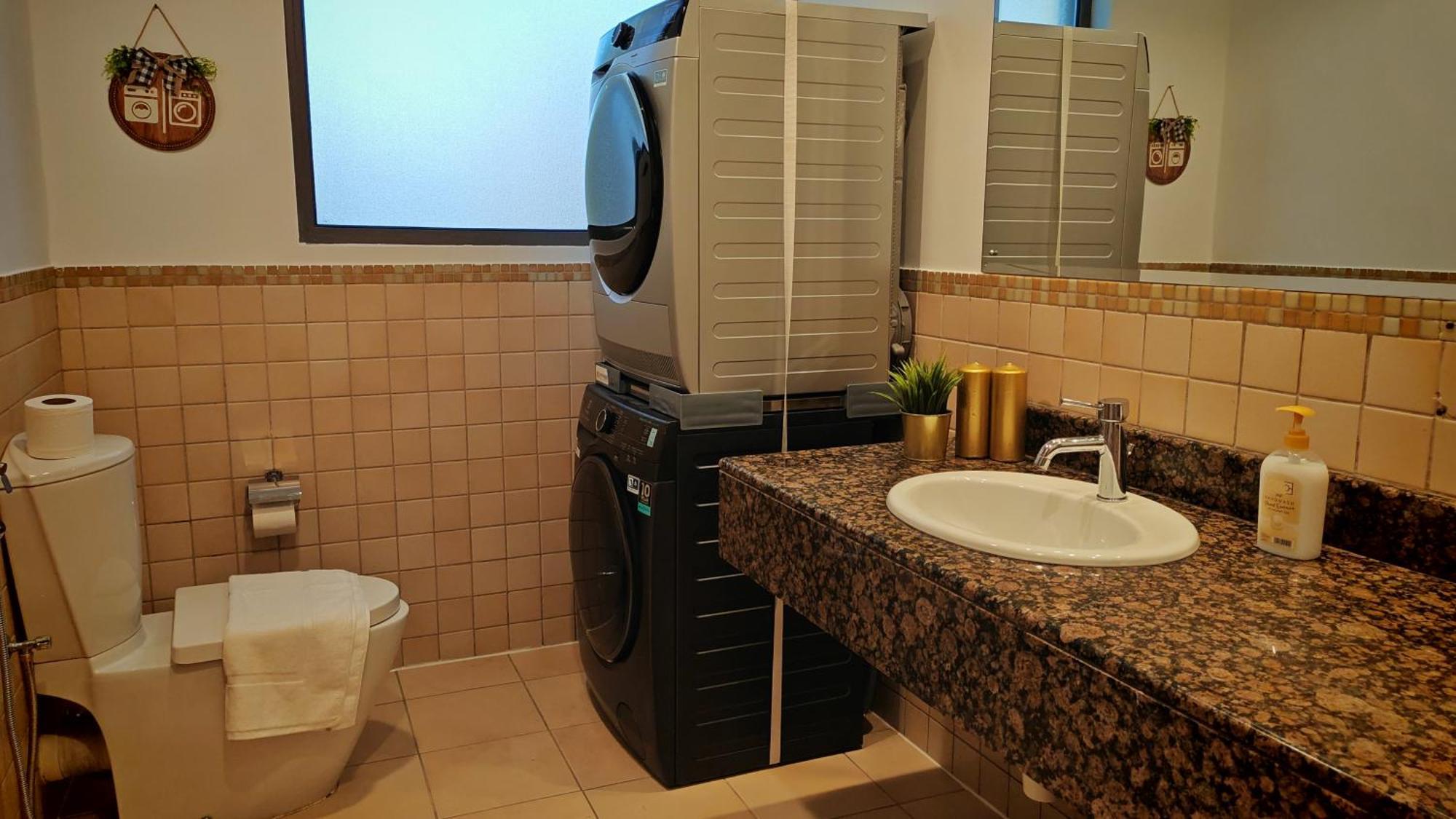 Apartment Modern, Spacious, Luxe 5Br Plus Maid Condo In Jbr, Near Jbr Beach, Marina View, By La Buena Vida Holiday Homes Dubai
